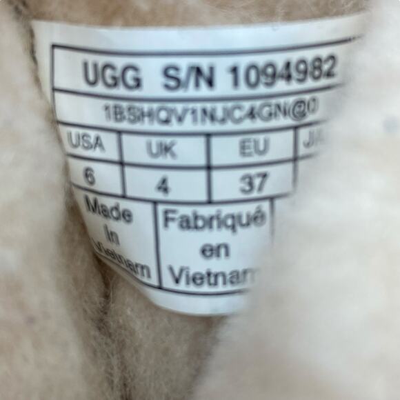 UGG Women’s Classic Short Black Cosmos Sequin Winter Boot Size US 6 - Picture 10 of 10